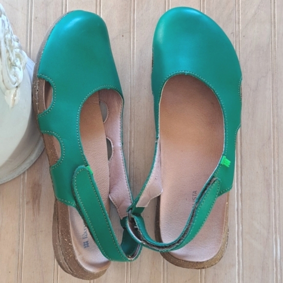 El Naturalista Shoes - NWOT El Naturalista Women's Wakataua Leather Made in Spain Flat Sandals